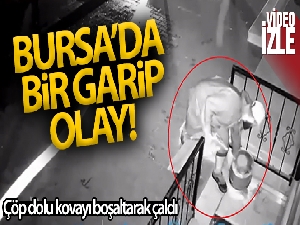 Kapı önünde duran çöp dolu kovayı boşaltarak çaldı
