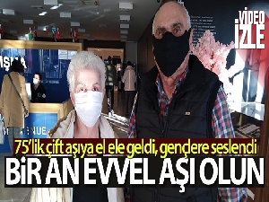75'lik çift aşıya el ele geldi, gençlere seslendi: 'Bir an evvel aşı olun'