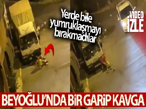 Beyoğlu'nda bir garip kavga: Yerde bile yumruklaşmayı bırakmadılar
