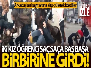 Sokak ortasında kavga eden arkadaşlarını ayırmak yerine gülerek izlediler