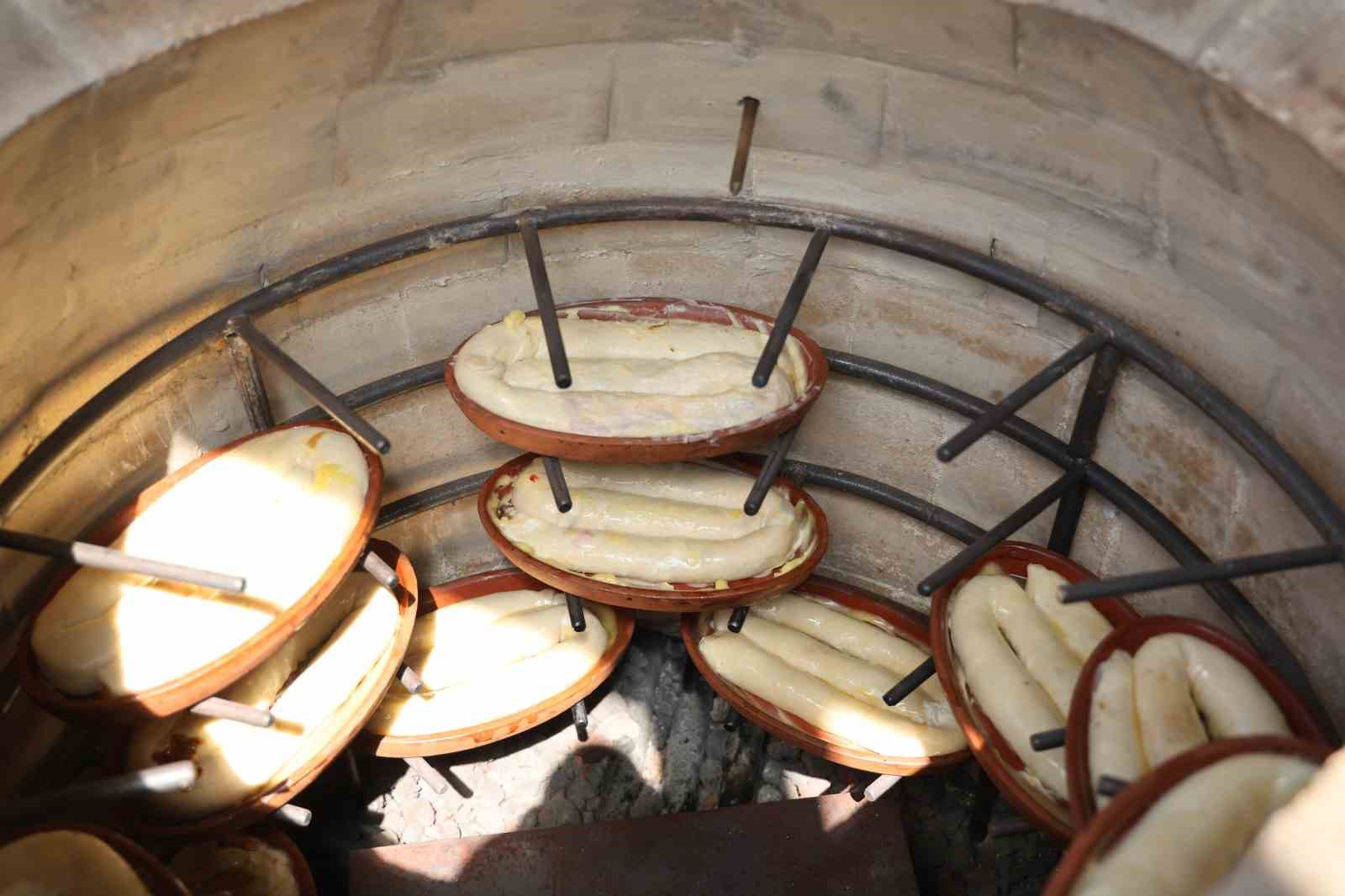 diyarbakir-da-tandirda-comlek-boregi