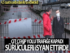 'Arsamdan yol geçti' diyerek işlek yolu trafiğe kapattı