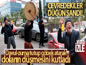 Davul-zurna tutup göbek atarak doların düşmesini kutladı, çevredekiler düğün sandı