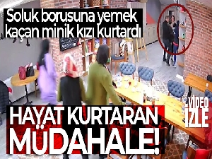 Kafe çalışanının, soluk borusuna yemek kaçan minik kızı kurtardığı anlar kameraya yansıdı
