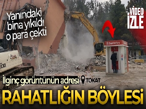 Bina yıkılırken tehlikeye aldırış etmeden para çektiler