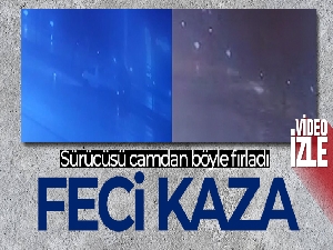 Aydınlatma direğine çarpan kamyonetin sürücüsü camdan fırlayarak hayatını kaybetti...Feci kaza kamerada