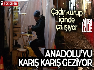 Soğuktan korunmak için sokakta kurduğu çadırda çalışıyor