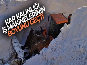 Yüksekova'da kar kalınlığı iş makinelerinin boyunu geçti