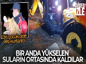 Bir anda yükselen suların ortasında kaldılar