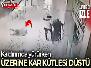 Kaldırımda yürüyen genç kızın üzerine çatıdan kar kütlesi düştü