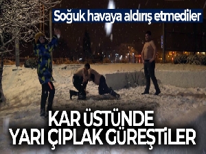 Soğuk havaya aldırış etmediler, kar üstünde yarı çıplak güreştiler
