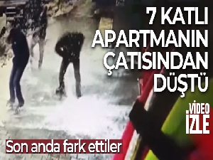 Kaldırımda yürüyen vatandaşların üzerine çatıdan kar kütlesi düştü