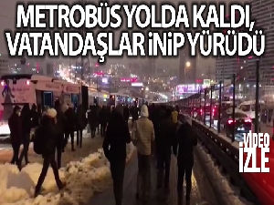 Metrobüs yolda kaldı, vatandaşlar inip yürümek zorunda kaldı