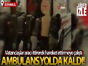 İstanbul'da yoğun kar yağışı nedeniyle ambulans yolda kaldı