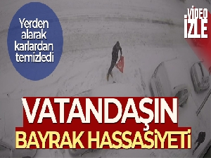 Arnavutköy'de vatandaşın karla kaplı yolda Türk bayrağı hassasiyeti