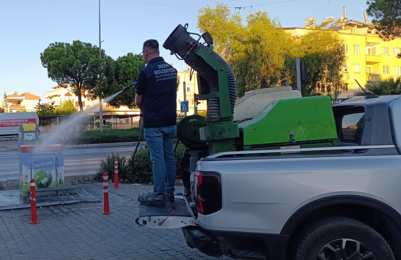 didim-de-cop-konteynerleri-ve-cop-kutulari-duzenli-olarak-ilaclaniyor
