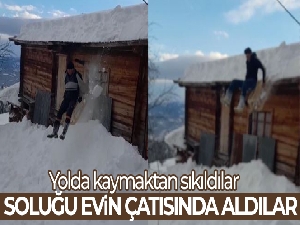 Yolda kaymaktan sıkılan dede ve torunu soluğu evin çatısında aldı