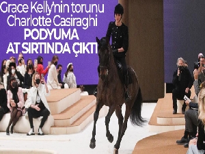 Grace Kelly'nin torunu Charlotte Casiraghi, podyuma at sırtında çıktı