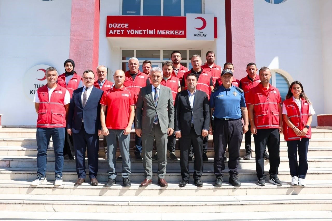 vali-makas-kizilay-afet-merkezine-inceledi