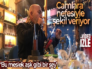 Camlara nefesiyle şekil veriyor