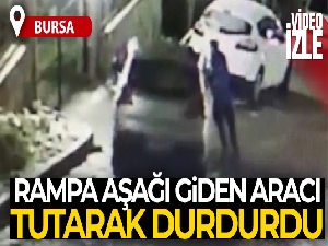 Aracının el frenini çekmeyi unuttu, rampa aşağıya giden aracı tutarak durdurdu