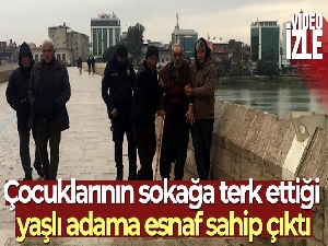 Çocuklarının sokağa terk ettiği yaşlı adama esnaf sahip çıktı