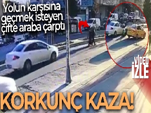 Yoldan karşıya geçmek isteyen çifte araba çarptı; o anlar kameraya yansıdı