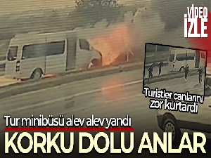 Antalya'da tur minibüsü alev alev yandı, turistler canlarını zor kurtardı