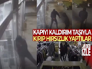 Kapıyı kaldırım taşıyla kırıp hırsızlık yaptılar!