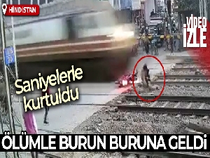 Motosikletli sürücü, trenin altında kalmaktan son anda kurtuldu