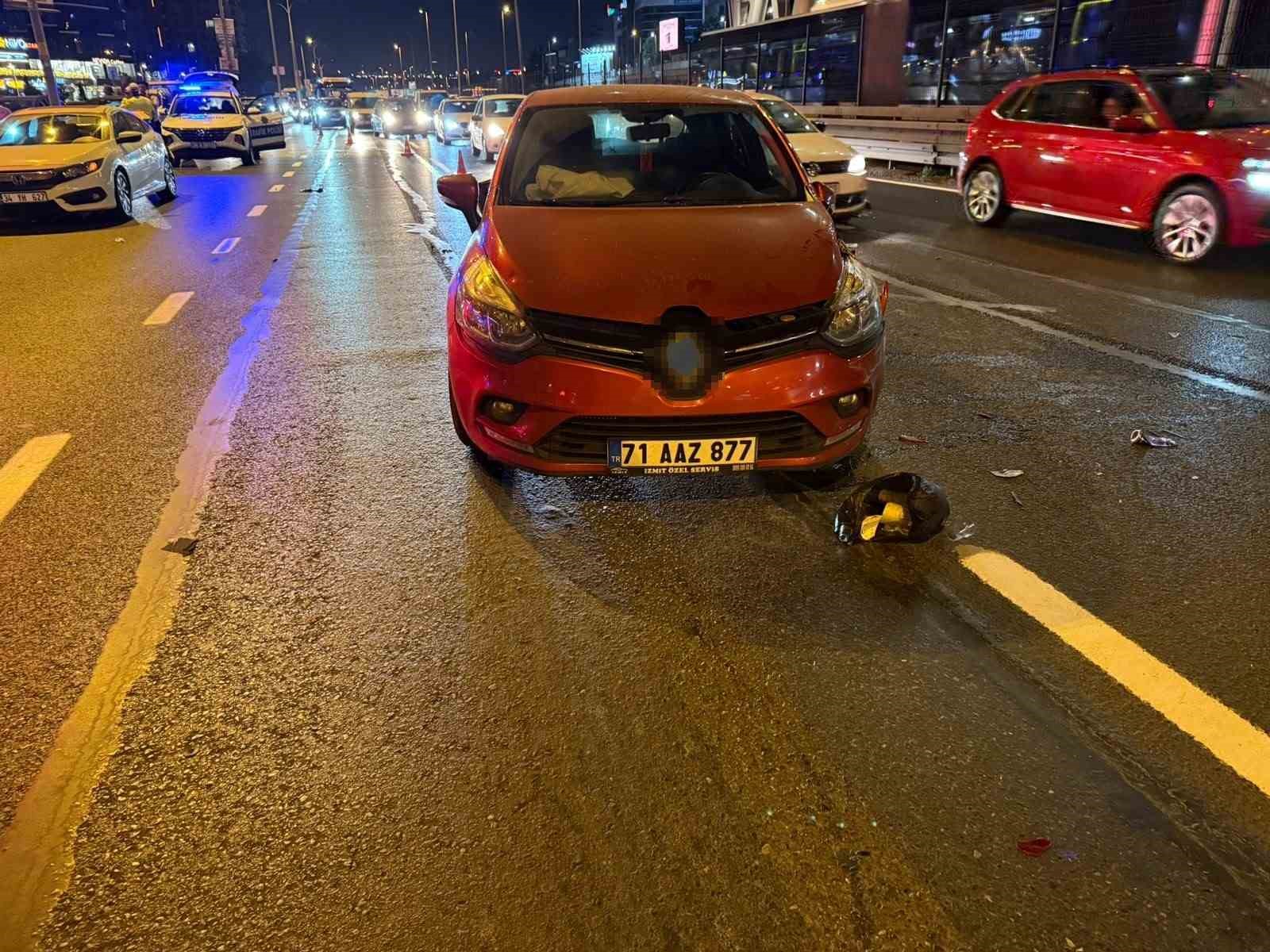 yenibosna-metrobus-duragi-mevkiinde-zincirleme-kaza-3-yarali