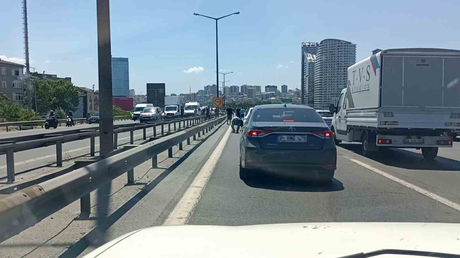 tem-de-para-goturen-motokurye-dustu-yola-sacilanlari-vatandaslar-topladi