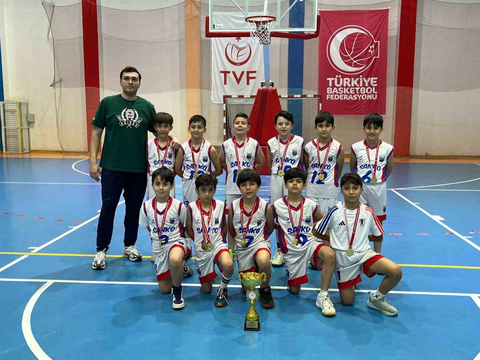 sanko-okullari-minik-erkek-basketbol-takimi-sampiyon-oldu