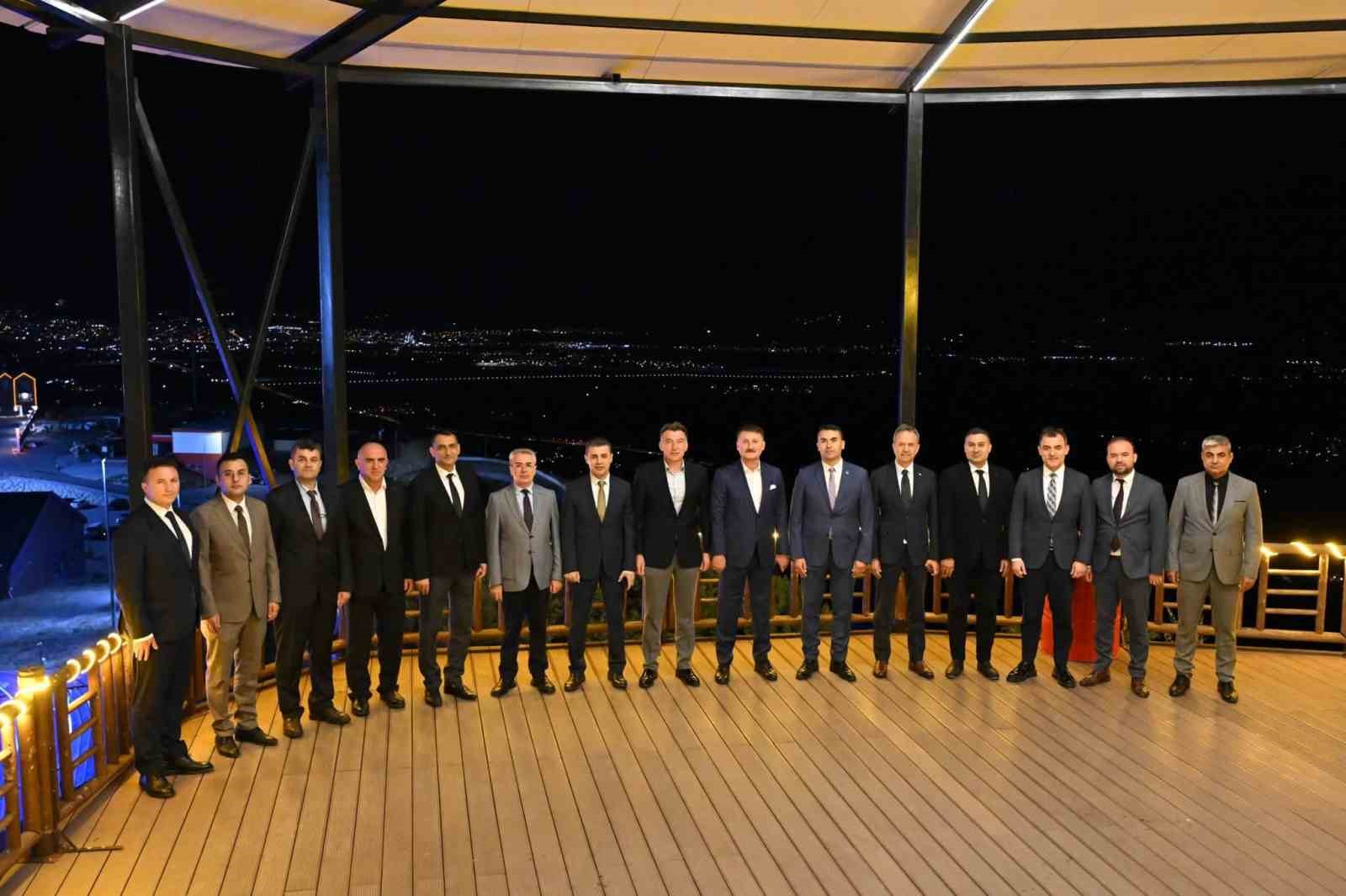 erzincan-da-terfi-eden-emniyet-mudurlerine-rutbe-ve-plaket-takdim-edildi
