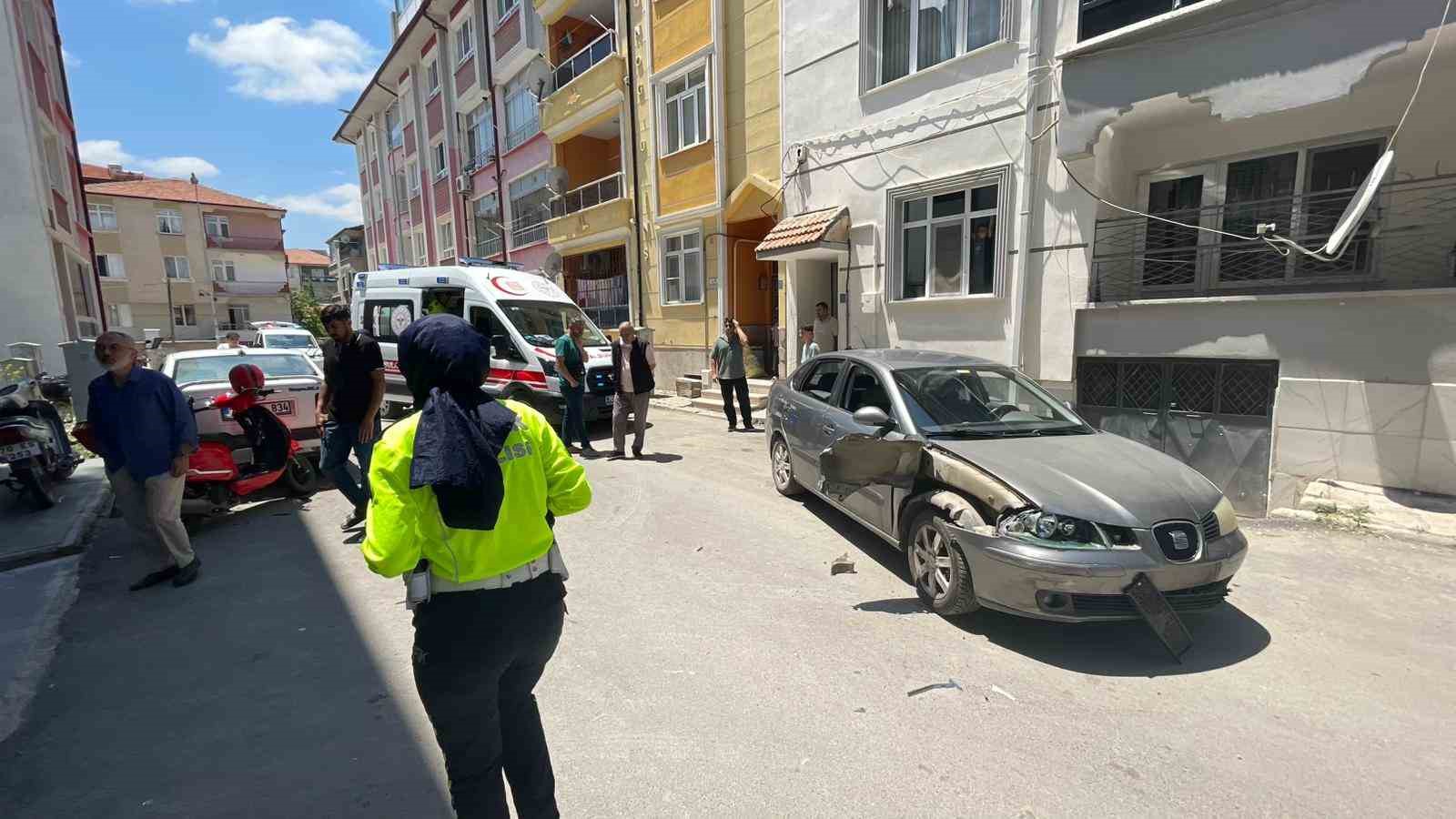 motosiklet-hareket-eden-otomobile-carpti-anne-ile-kizinin-yaralandigi-kaza-kameraya-yansidi
