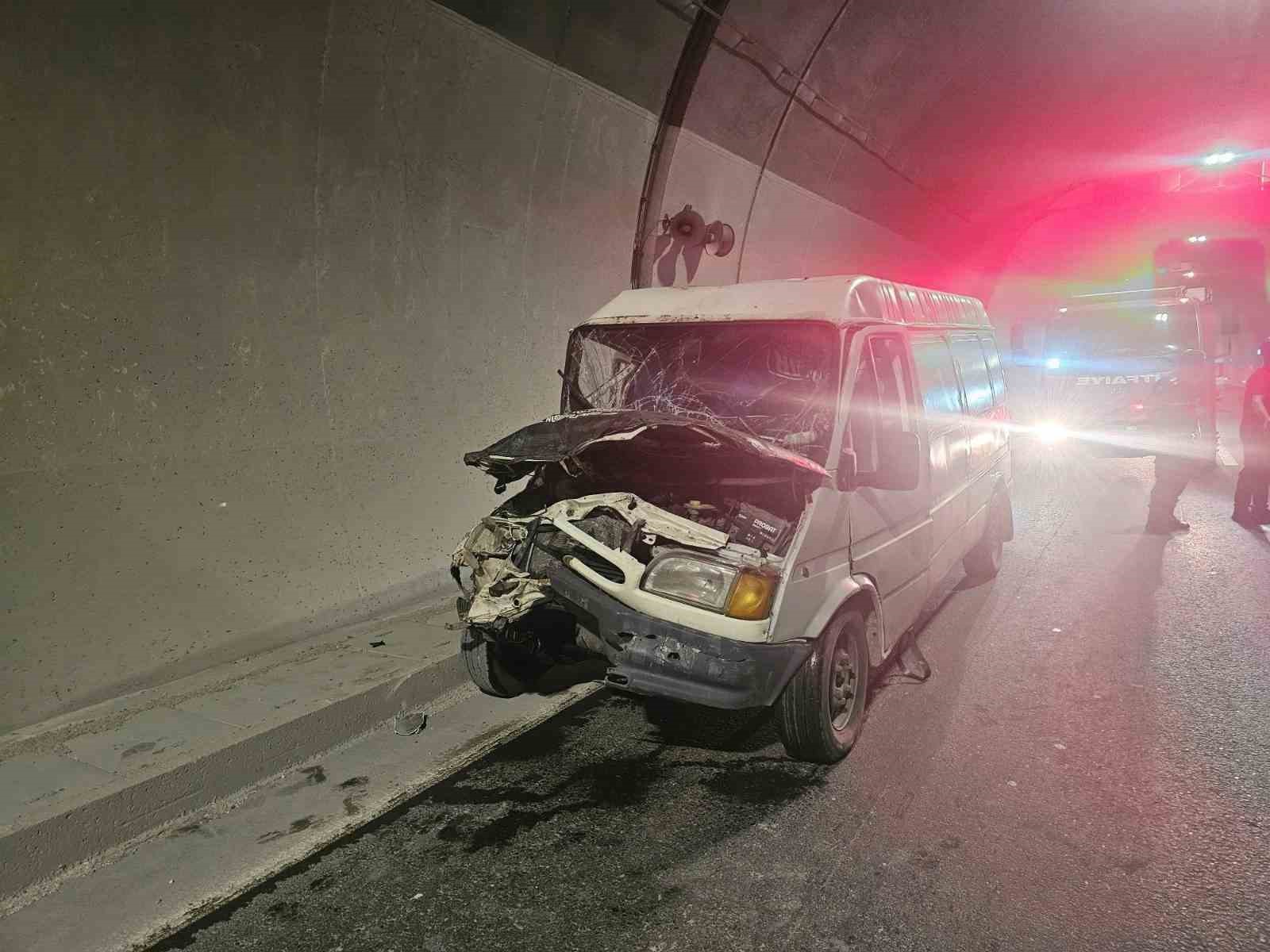 osmangazi-tuneli-icindeki-trafik-kazasinda-1-agir-3-kisi-yaralandi