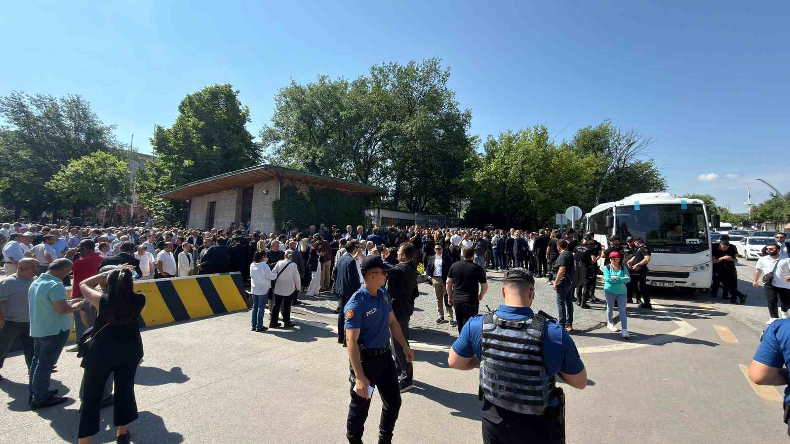 tbmm-onunde-kilicdaroglu-ve-ozel-destekcileri-arasinda-gerginlik