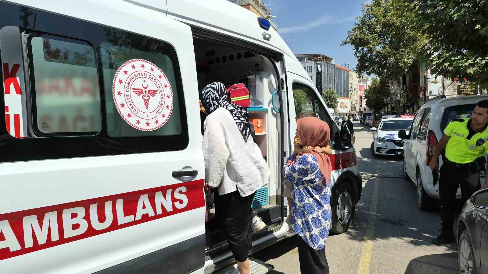 minibus-ile-iki-otomobil-carpisti-2-cocuk-yaralandi