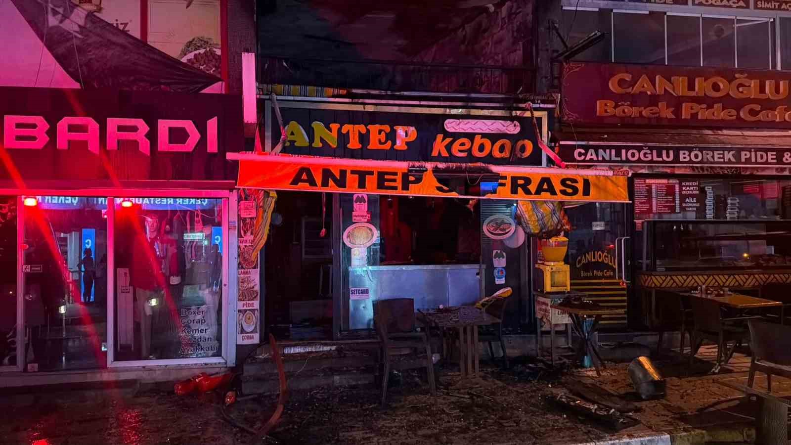 kucukcekmece-de-restoranin-bacasinda-cikan-yangin-5-katli-binaya-sicradi