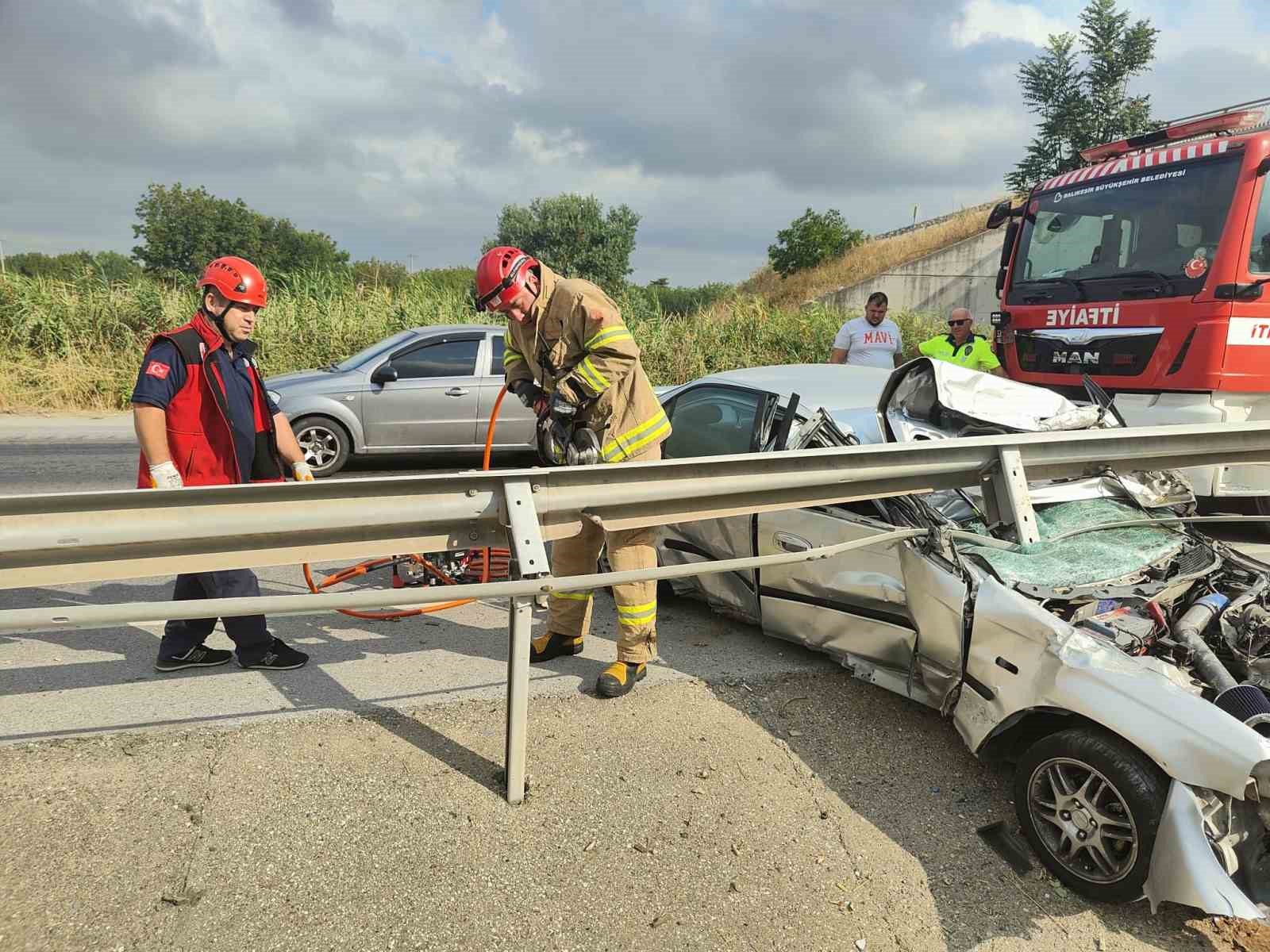 susurluk-ta-bariyerlere-saplanan-aractaki-yarali-itfaiye-ekiplerince-kurtarildi