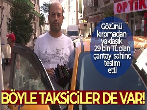 Bağcılar'da taksici, aracında unutulan çantayı sahibine teslim etti