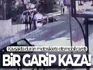 Kavşakta duran motosiklete otomobil çarptı: 1 yaralı