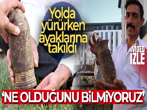Yolda yürürken ayaklarına takılan cismin ne olduğunu araştırıyorlar