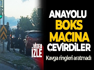Anayolu boks maçına çevirdiler.. Şoförlerin yol verme kavgası kamerada