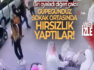 Fatih'te 2 kadın, tekerlekli sandalyedeki kadının çantasını çaldı