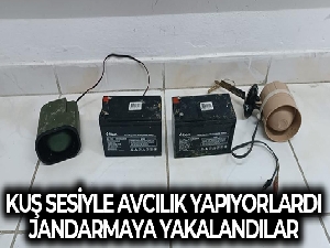 Kuş sesi çıkaran teyple avcılık yapıyorlardı, jandarmaya yakalandılar