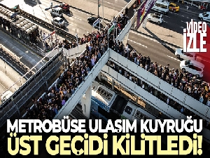 Metrobüse ulaşım kuyruğu üst geçidi kilitledi
