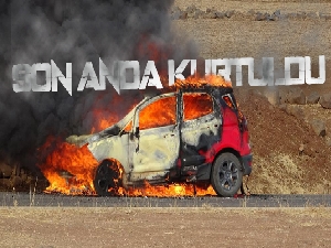 Diyarbakır'da seyir halindeki otomobil alev aldı sürücü son anda kurtuldu