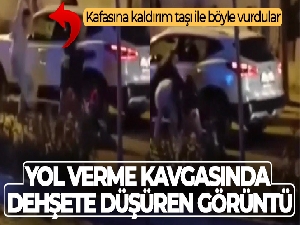 İzmir'de yol verme kavgasında dehşete düşüren görüntü: Kafasına kaldırım taşı ile böyle vurdular