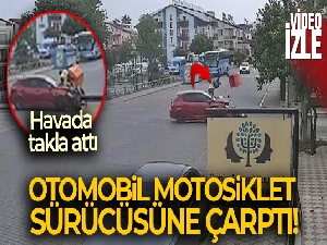 Otomobilin çarptığı motosiklet sürücüsü havada takla attı
